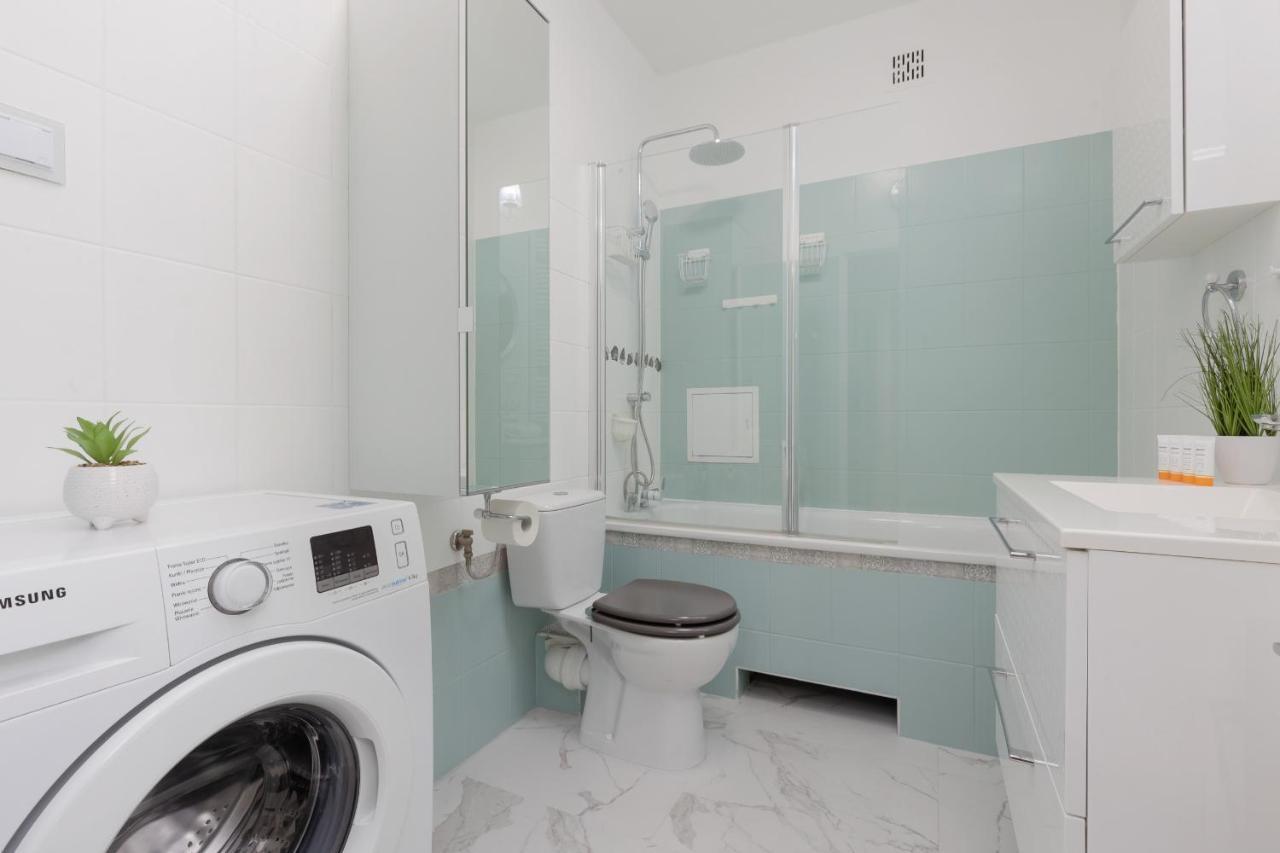 Studio Bielany With Home Office Near Metro Station By Noclegi Renters Warszawa Eksteriør bilde